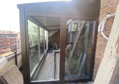 Cerramientos de terrazas, áticos, porches, naves con y sin estructura metálica, con ventanas de aluminio, de RPT o PVC, tragaluces de cristal. Cerramientos Castillo