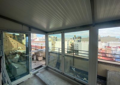 Cerramientos de terrazas, áticos, porches, naves con y sin estructura metálica, con ventanas de aluminio, de RPT o PVC, tragaluces de cristal. Cerramientos Castillo