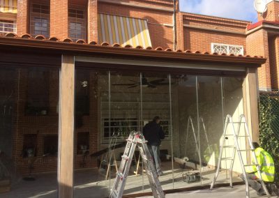 Cerramientos de terrazas, áticos, porches, naves con y sin estructura metálica, con ventanas de aluminio, de RPT o PVC, tragaluces de cristal. Cerramientos Castillo