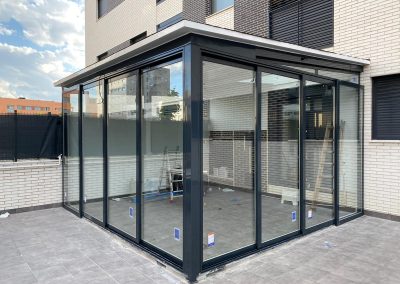 Cerramientos de terrazas, áticos, porches, naves con y sin estructura metálica, con ventanas de aluminio, de RPT o PVC, tragaluces de cristal. Cerramientos Castillo