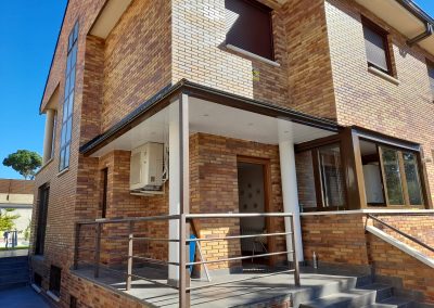 Cerramientos de terrazas, áticos, porches, naves con y sin estructura metálica, con ventanas de aluminio, de RPT o PVC, tragaluces de cristal. Cerramientos Castillo