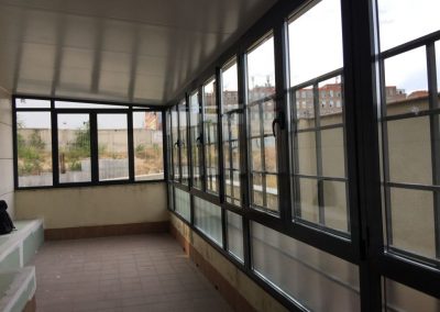 Cerramientos de terrazas, áticos, porches, naves con y sin estructura metálica, con ventanas de aluminio, de RPT o PVC, tragaluces de cristal. Cerrajería Castillo