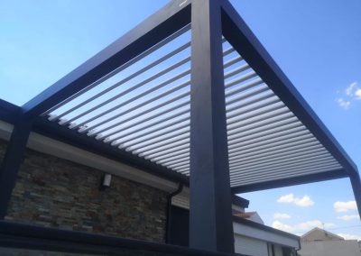 Pérgola y Cerramientos de terrazas, áticos, porches, naves con y sin estructura metálica, con ventanas de aluminio, de RPT o PVC, tragaluces de cristal. Cerramientos Castillo