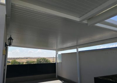 Cerramientos de terrazas, áticos, porches, naves con y sin estructura metálica, con ventanas de aluminio, de RPT o PVC, tragaluces de cristal. Cerramientos Castillo