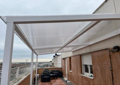 Pérgola y Cerramientos de terrazas, áticos, porches, naves con y sin estructura metálica, con ventanas de aluminio, de RPT o PVC, tragaluces de cristal. Cerramientos Castillo