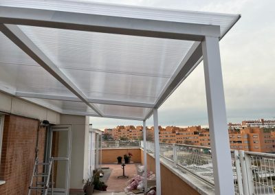 Pérgola y Cerramientos de terrazas, áticos, porches, naves con y sin estructura metálica, con ventanas de aluminio, de RPT o PVC, tragaluces de cristal. Cerramientos Castillo