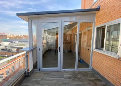 Cerramientos de terrazas, áticos, porches, naves con y sin estructura metálica, con ventanas de aluminio, de RPT o PVC, tragaluces de cristal. Cerramientos Castillo