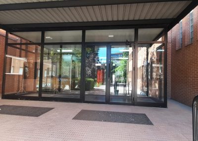 Cerramientos de terrazas, áticos, porches, naves con y sin estructura metálica, con ventanas de aluminio, de RPT o PVC, tragaluces de cristal. Cerrajería Castillo