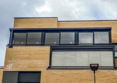 Cerramientos de terrazas, áticos, porches, naves con y sin estructura metálica, con ventanas de aluminio, de RPT o PVC, tragaluces de cristal. Cerramientos Castillo