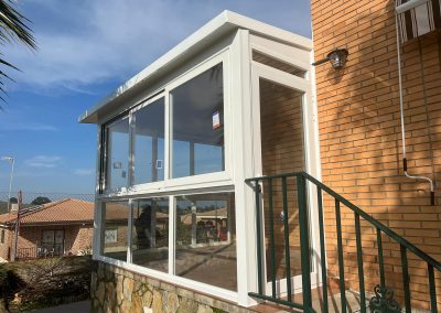 Cerramientos de terrazas, áticos, porches, naves con y sin estructura metálica, con ventanas de aluminio, de RPT o PVC, tragaluces de cristal. Cerramientos Castillo