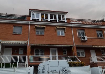 Cerramientos de terrazas, áticos, porches, naves con y sin estructura metálica, con ventanas de aluminio, de RPT o PVC, tragaluces de cristal. Cerramientos Castillo