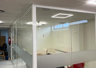 Despachos y oficinas acristalado, separación ambientes